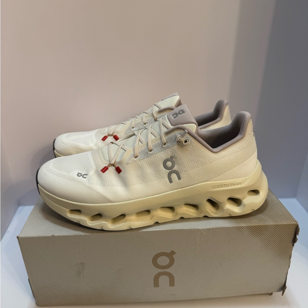 On cloud cloudtilt sand cream size 1 
brand new never worn with box